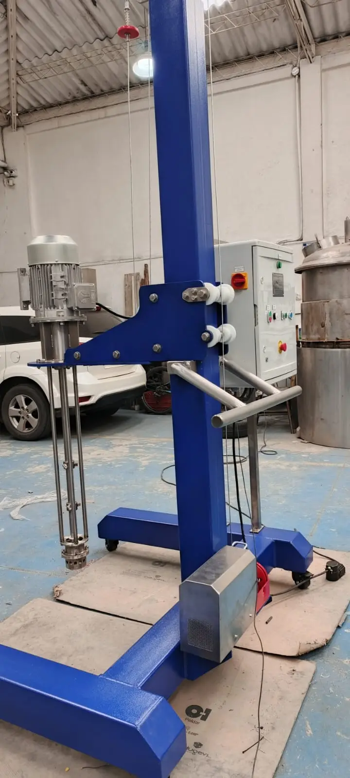 Sistema de agitación vertical con elevador y base móvil